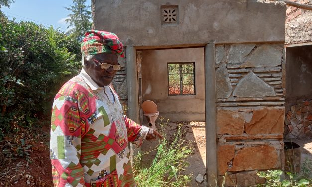 Kenyan Erects Monument to US President-Elect